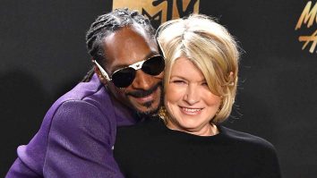 Snoop Dogg și Martha Stewart lansează colecția „Hold the Phone” pentru BIC. Husele iPhone s-au vândut aproape instant