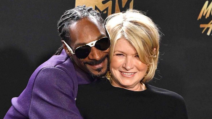 Snoop Dogg și Martha Stewart lansează colecția „Hold the Phone” pentru BIC. Husele iPhone s-au vândut aproape instant
