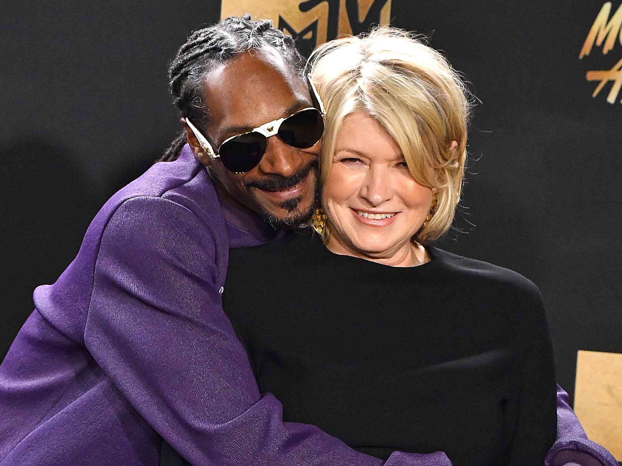 Snoop Dogg și Martha Stewart lansează colecția „Hold the Phone” pentru BIC. Husele iPhone s-au vândut aproape instant