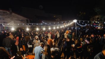 A început „Bărbați pe Mătăsari”. Intrarea este gratuită