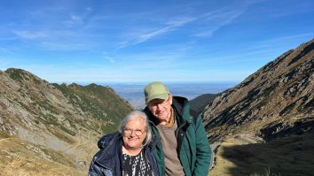 Un cuplu din Londra a sărbătorit 50 de ani de la nuntă pe Transfăgărășan. Michael și Denise au ales România pentru că era „un loc necunoscut”