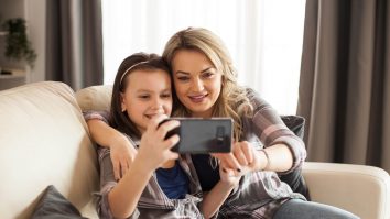 Expunerea copiilor pe social media vine cu riscuri asupra intimității și siguranței. Angela Carp: „Este important să nu postăm copilul în sistem live sau din locuri personale”