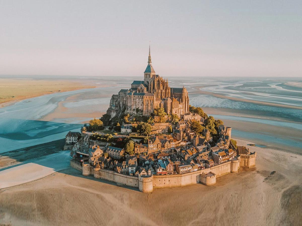 Unde mergi azi? În Franța, la Mont Saint Michel. Descoperă minunea din Occident!
