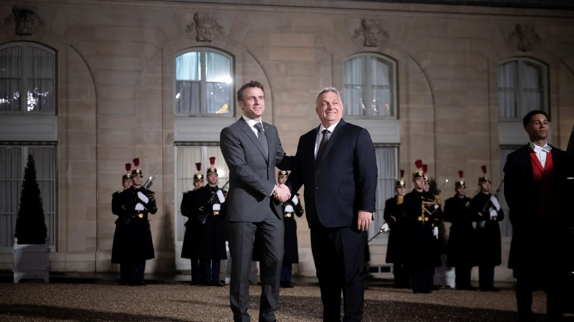 Emmanuel Macron îl primeşte pe Viktor Orban la Palatul Elysée înaintea unor summituri europene de la Budapesta