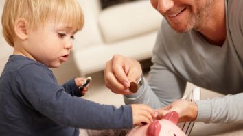 Cum vorbești cu copilul tău despre bani? Un studiu Eurobarometru arată că 30% dintre români sunt analfabeți financiar