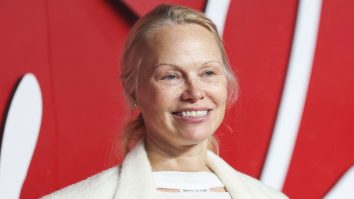 Pamela Anderson a fost atacată într-un avion, după ce un pasager ar fi confundat-o cu un alt artist