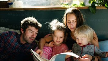 Cititul împreună cu copilul tău are beneficii enorme. Consilier parenting: „Se transformă într-un moment de conectare”