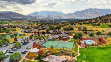 Unde mergi azi? Red Ledges oferă 800 de hectare de frumusețe naturală, cu vârfuri montane și pajiști verzi