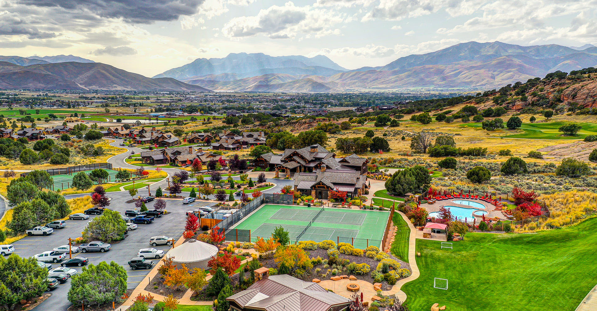 Unde mergi azi? Red Ledges oferă 800 de hectare de frumusețe naturală, cu vârfuri montane și pajiști verzi