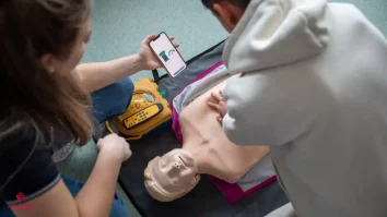 Elevii din clasele XI – XII din Cluj fac cursuri gratuite de prim ajutor în școli. Ce abilități vor căpăta tinerii