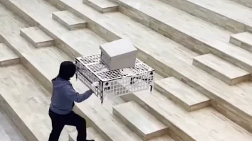 A fost inventat primul coș de cumpărături zburător. Drona este gata să preia produsele dorite în momentul în care le-ai ales de pe raft