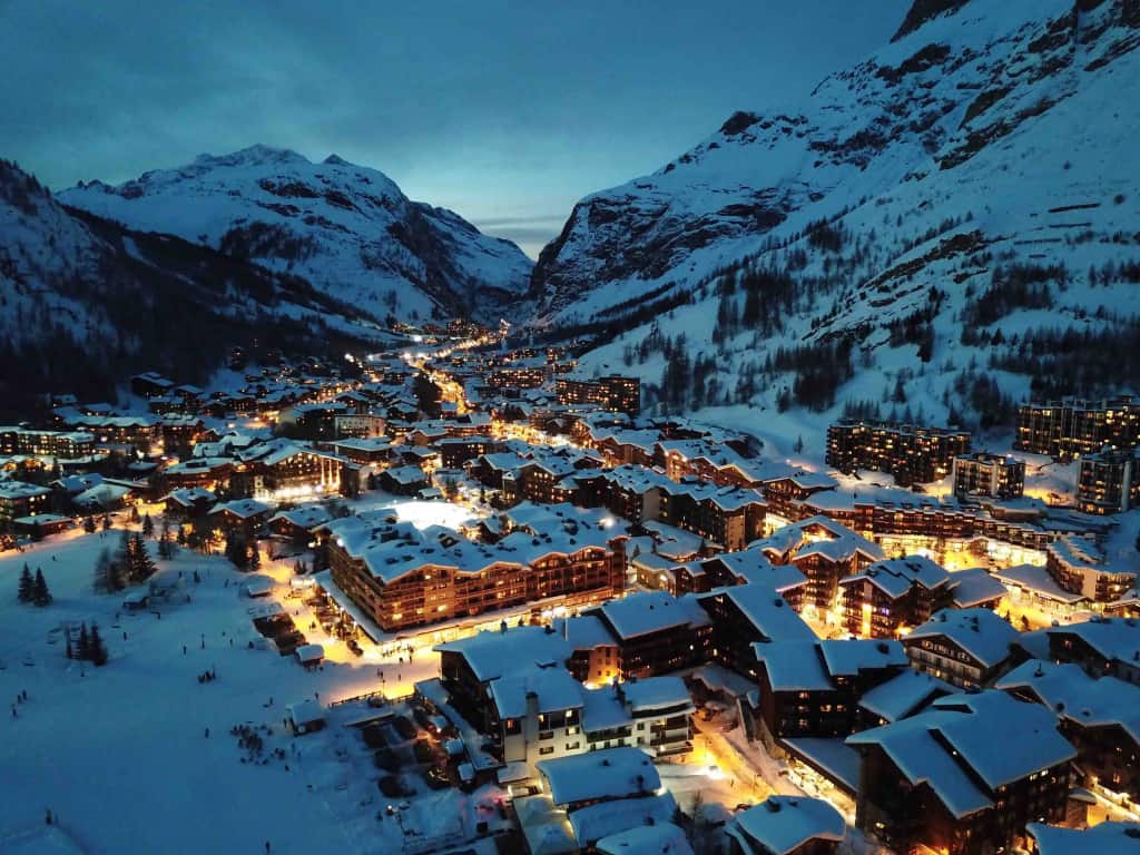 Unde mergi să schiezi? În Franța, stațiunile Avoriaz și Val d’Isère, sunt pregătite să își deschidă porțile la sfârșitul lunii noiembrie