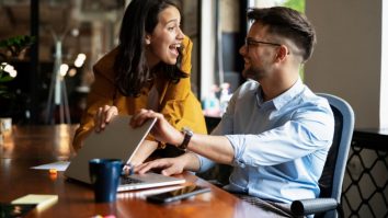 STUDIU. Work husband. Peste 70% dintre angajați au un al doilea „partener” la job