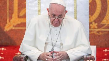 Catolicii pro-avort protestează la Vatican. O pătură cu 180 de mărturii ale femeilor catolice a fost expusă în fața Sfântului Scaun