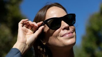 Experiment șocant creat de doi studenți Harvard. Ochelarii care transformă străzile în baze de date vii