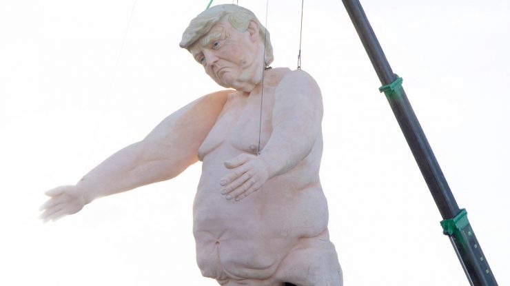 O statuie care îl înfățișează pe Donald Trump dezbrăcat a fost expusă lângă Las Vegas. Republicanii o numesc „deplorabilă”
