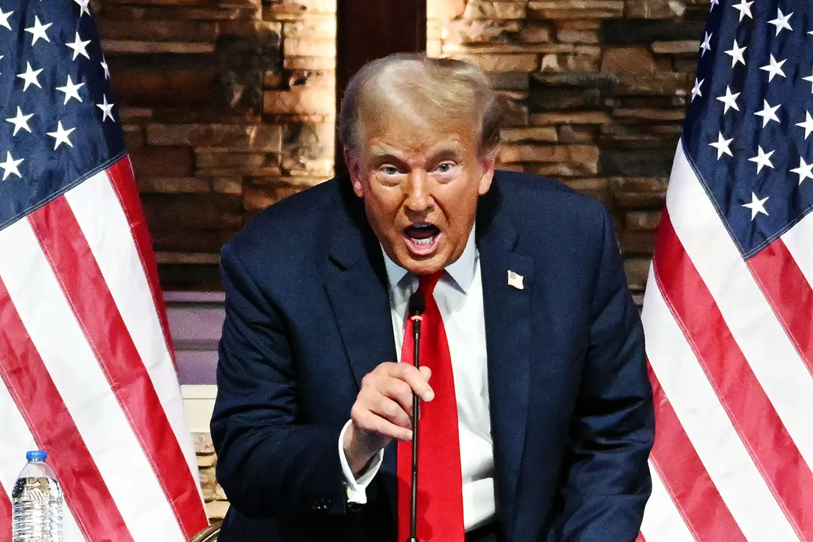 Donald Trump spune că imigranții au „gene proaste”, într-un nou interviu