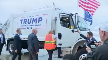 FOTO. Trump și-a făcut apariția într-un camion de gunoi în Wisconsin: „Este în onoarea Kamalei și a lui Joe Biden”