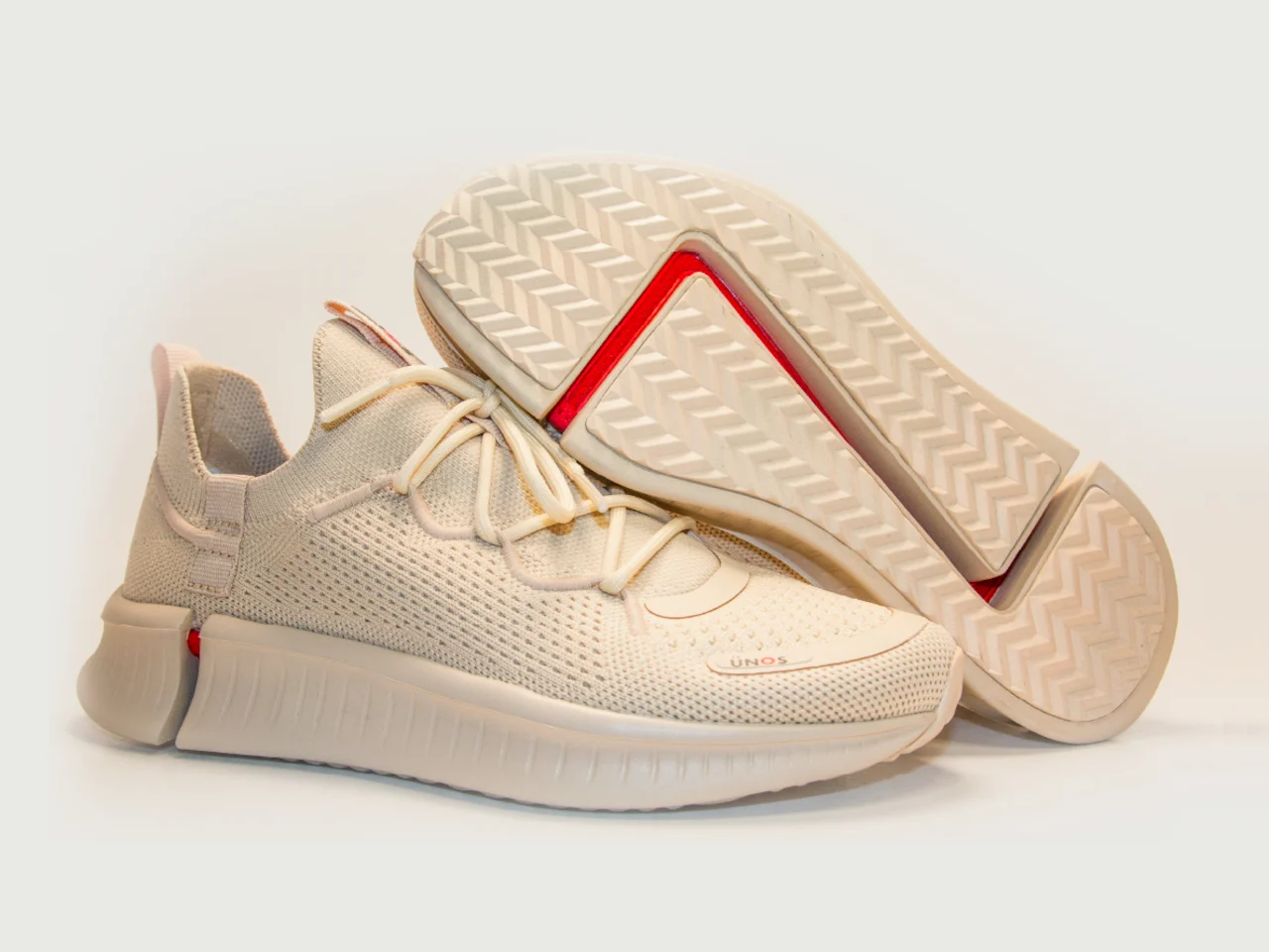 Cresc odată cu piciorul. Pantofii care își modifică mărimea în funcție de persoană intră acum pe piață