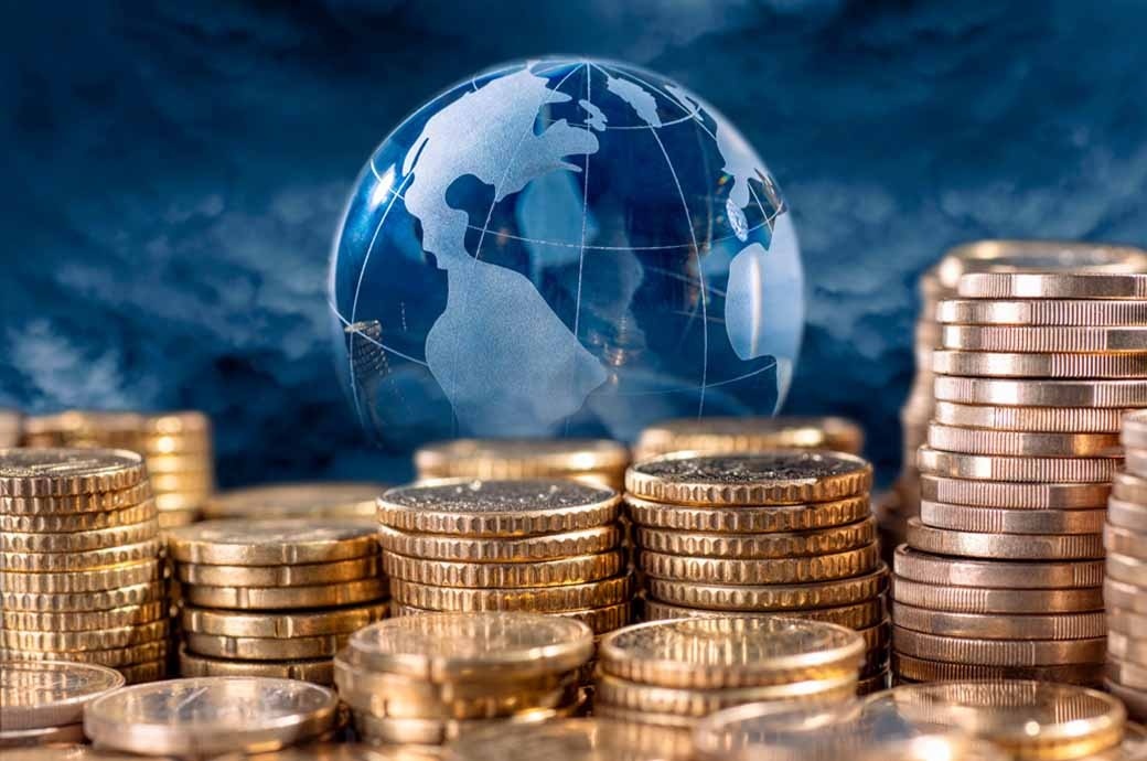 Românii nu economisesc bani pe termen lung. Analist: „Dobânzile sunt destul de atractive în România”