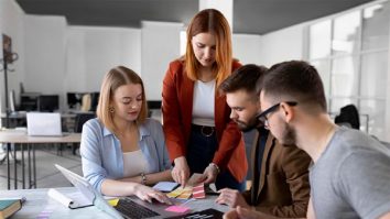 Prietenul la bani se cunoaște. Cei care au amici bogați sunt mai predispuși să investească