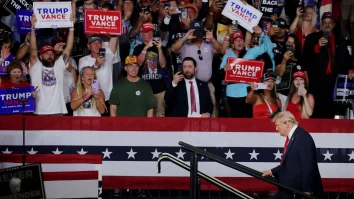 57% din alegătorii din state swing se tem că vor izbucni violențe după alegeri. În Arizona, vor fi plasați lunetiști pe clădiri