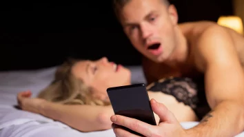 Una din trei persoane preferă telefonul în locul sexului. Ce este nomofobia