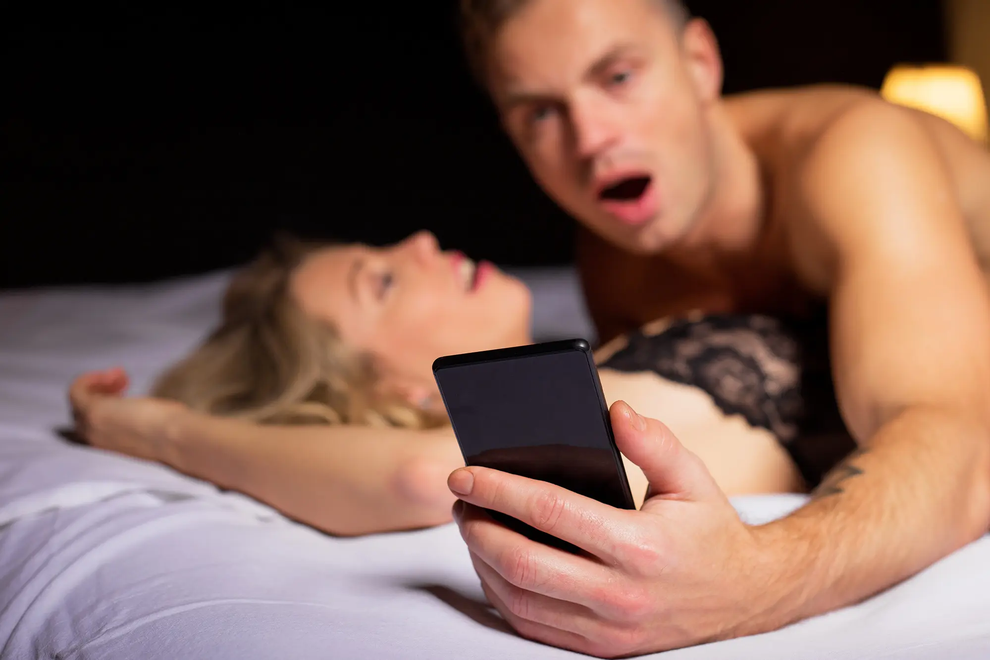 Una din trei persoane preferă telefonul în locul sexului. Ce este nomofobia