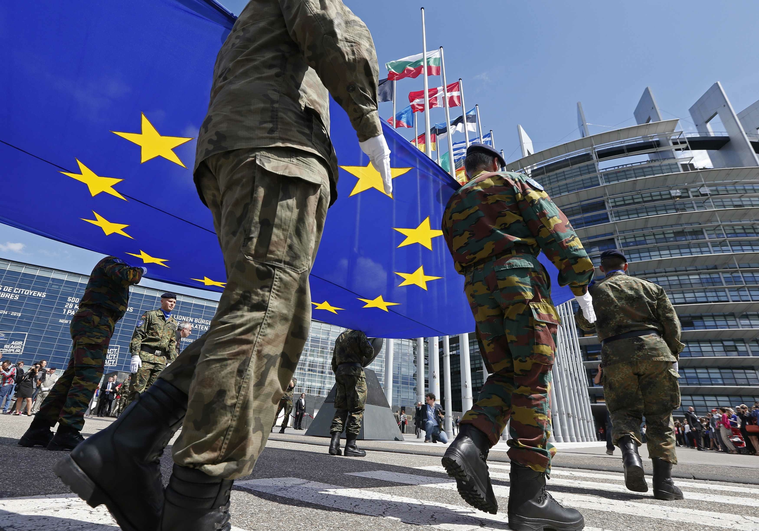 Uniunea Europeană își modifică politicile pentru a putea redirecționa zeci de miliarde de euro anual către apărare și securitate