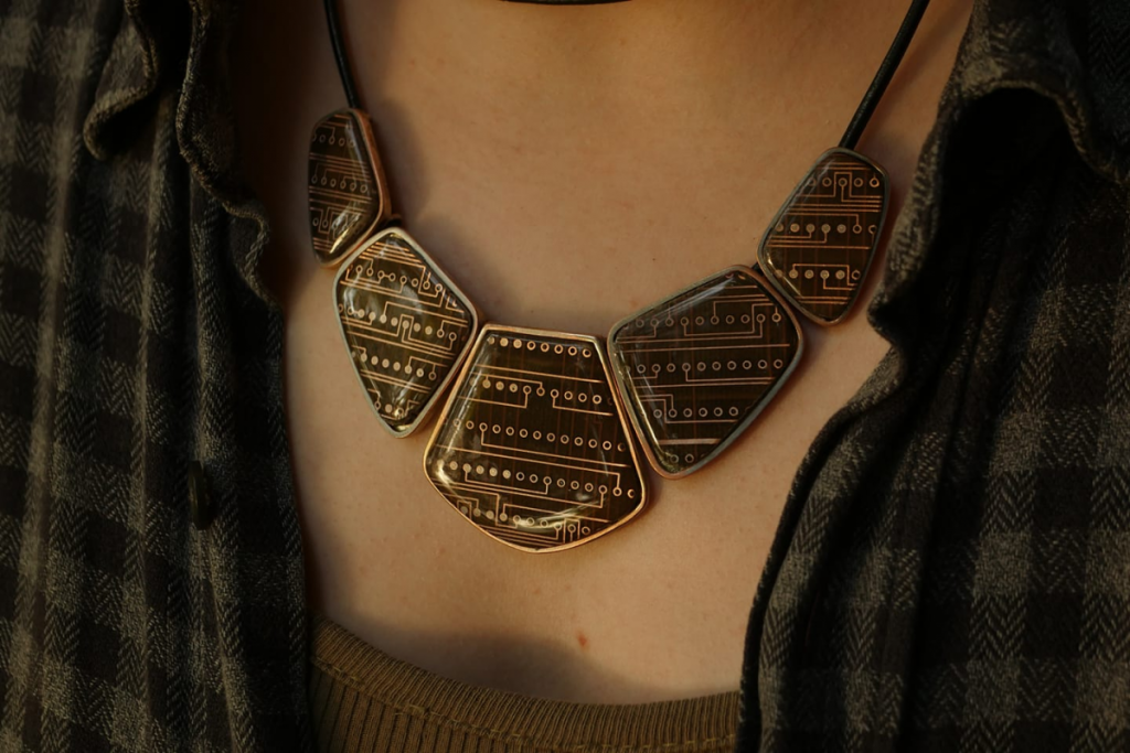 Precious Circuit transformă echipamente electronice vechi în bijuterii. Dana Rusu: „Sunt o declarație despre sustenabilitate”