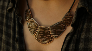 Precious Circuit transformă echipamente electronice vechi în bijuterii. Dana Rusu: „Sunt o declarație despre sustenabilitate”