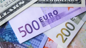 Euro riscă să ajungă la paritate cu dolarul din cauza tensiunilor comerciale și economiei slăbite