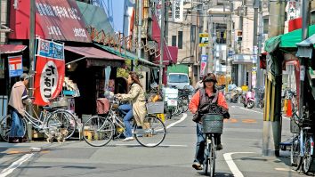 Bicicliștii din Japonia care își folosesc telefoanele în timpul circulației riscă închisoarea. Decizia vine în urma numărului crescut de accidente