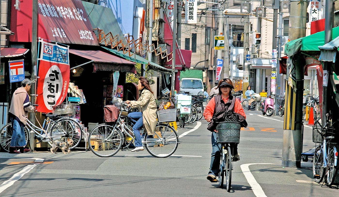 Bicicliștii din Japonia care își folosesc telefoanele în timpul circulației riscă închisoarea. Decizia vine în urma numărului crescut de accidente