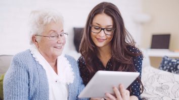 STUDIU. Rețelele de socializare vine cu beneficii în favoarea vârstnicilor