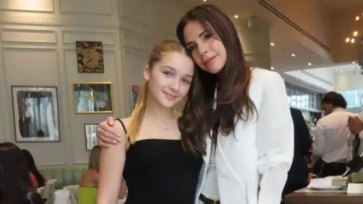 Victoria Beckham a acceptat premiul pentru „inovație și dedicare în modă” de la fiica sa, Harper. Ce alte celebrități au fost premiate