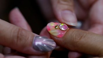 O manichiurista japoneză luptă împotriva poluării cu plastic. Cum creează unghii cu deșeuri marine