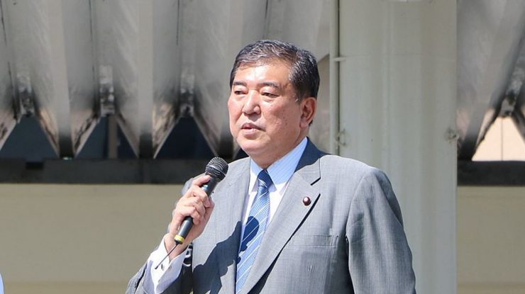 Prim-ministrul Japoniei promite o consolidare militară și legături mai strânse cu SUA. Tensiunea regională crește