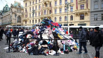 Un morman de patru tone de haine a fost expus săptămâna aceasta în Praga pentru a atrage atenția asupra impactului deșeurilor textile
