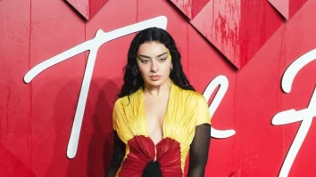 Influența lui Charli XCX face din „brat” cuvântul anului 2024. Ce înseamnă acesta și de ce a devenit atât de popular