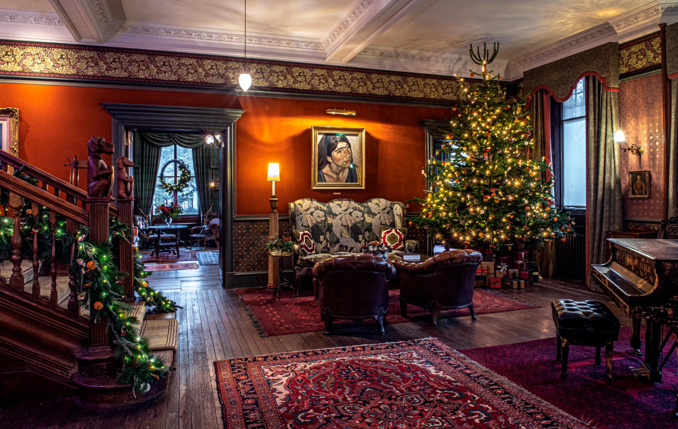 Întâmpină-l pe Moș Crăciun pe plajă în Maldive sau într-un conac victorian. Care sunt cele mai luxoase destinații pentru sărbători