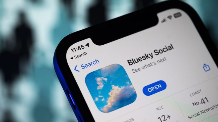 Bluesky atrage 700.000 de noi utilizatori după alegerile din SUA, pe fondul nemulțumirii față de X