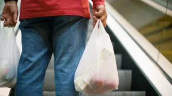 Dreapta Suediei anulează taxa pe pungi de plastic. Opoziția și ONG-urile acuză guvernul de populism