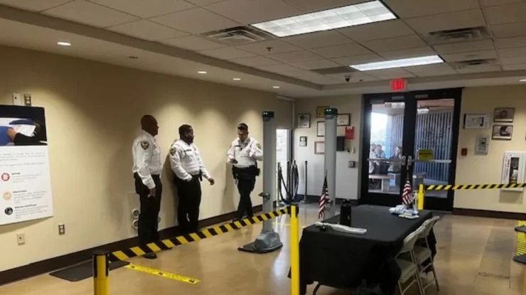 Comitatul Maricopa din Arizona a implementat măsuri de securitate fără precedent pentru alegerile din 2024. Sunt pregătite drone, lunetiști și ofițeri înarmați