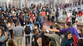 Unele școli din Canada schimbă notele cu calificative. România a adăugat calificativele la clasele primare acum 20 de ani