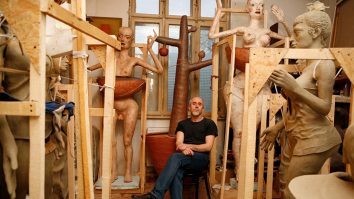 Omul de paie – alegătorul de 35 de ani de libertate, față-n față cu busturi de președinți și ciorile lor vopsite, în expoziția manifest social N.P.C. a sculptorului Lucian Țăran