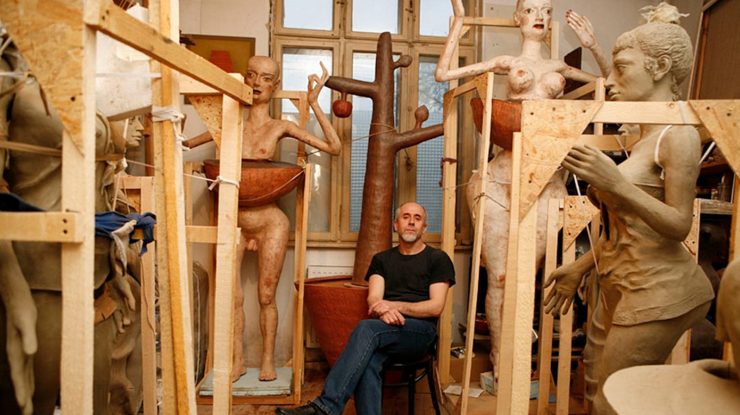 Omul de paie – alegătorul de 35 de ani de libertate, față-n față cu busturi de președinți și ciorile lor vopsite, în expoziția manifest social N.P.C. a sculptorului Lucian Țăran