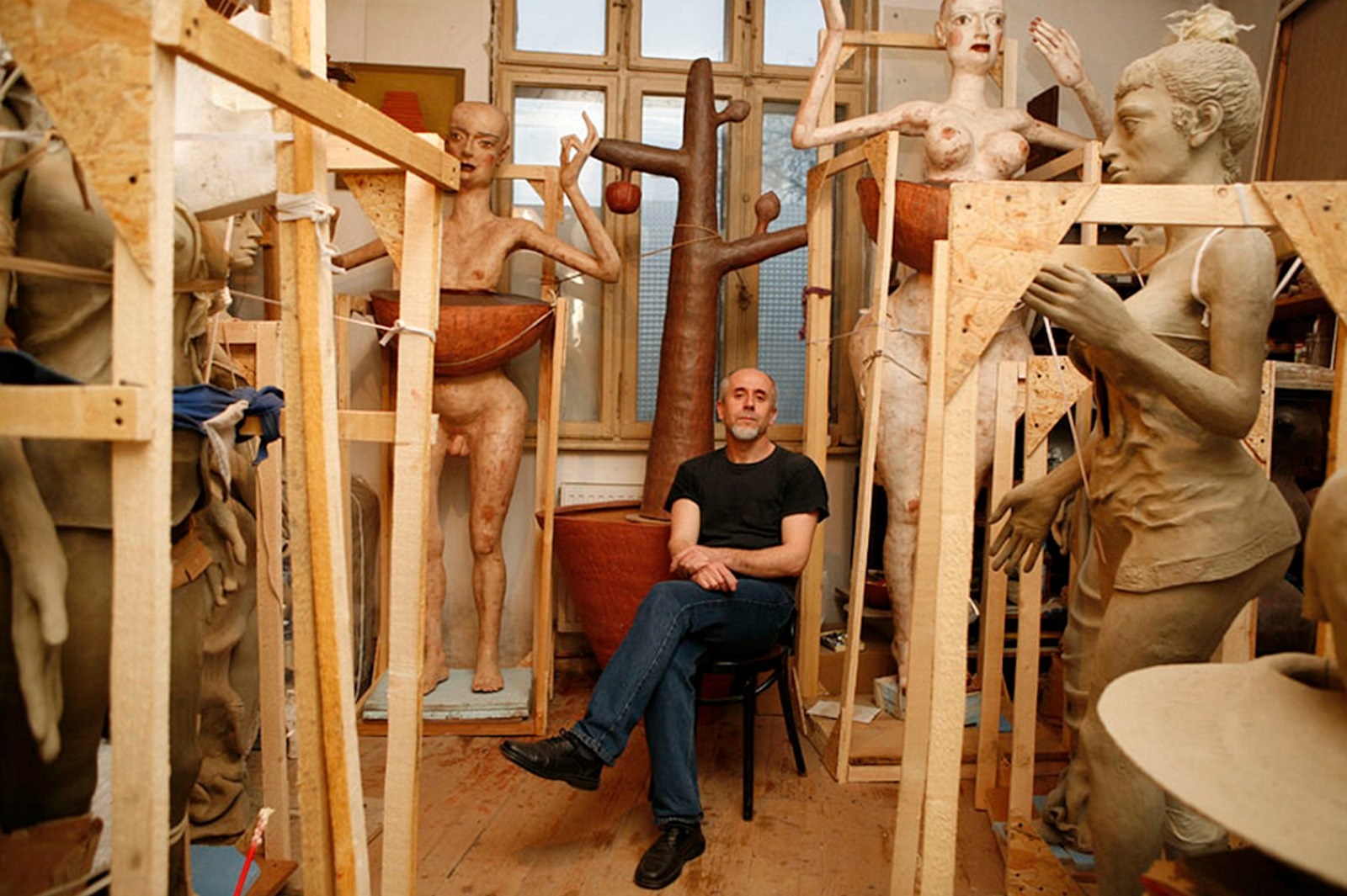 Omul de paie – alegătorul de 35 de ani de libertate, față-n față cu busturi de președinți și ciorile lor vopsite, în expoziția manifest social N.P.C. a sculptorului Lucian Țăran