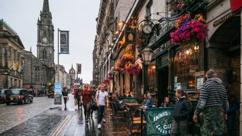 O companie antrenează 130 de persoane homeless să fie ghizi turistici pe străzile din Edinburgh