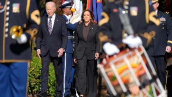 Biden și Harris au participat la un eveniment public împreună, de Ziua Veteranilor, pentru prima dată după pierderea alegerilor